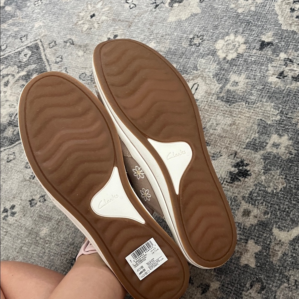 Clarks Women's beige Floral cloudsteppers - Picture 2 of 3